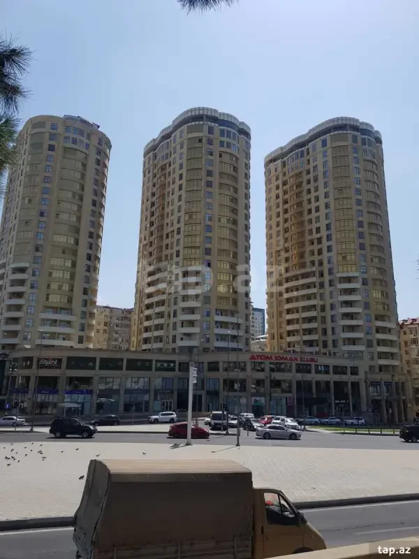 Kirayə verilir 3 otaqlı yeni tikili 135 m²