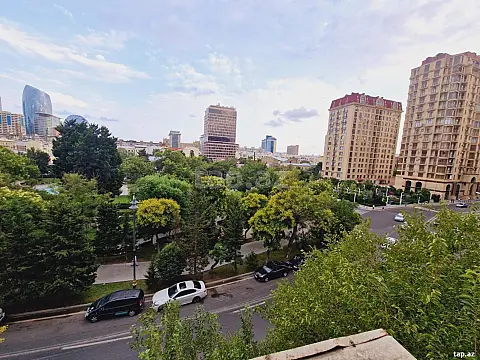 Satılır 8 otaqlı mənzil 280 m² — Bakı 8 otaq 280.00 m²