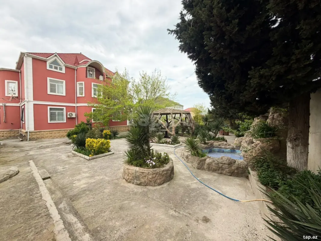 Satılır 11 otaqlı həyət evi 350 m²
