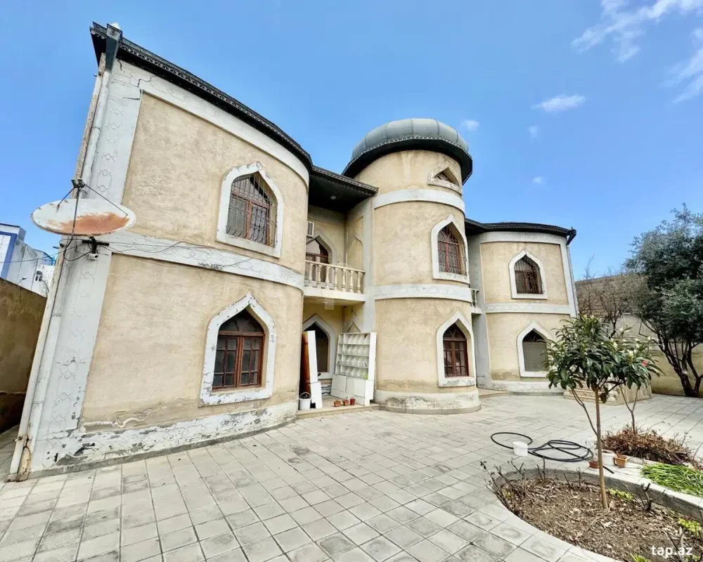 Satılır 8 otaqlı həyət evi 340 m²