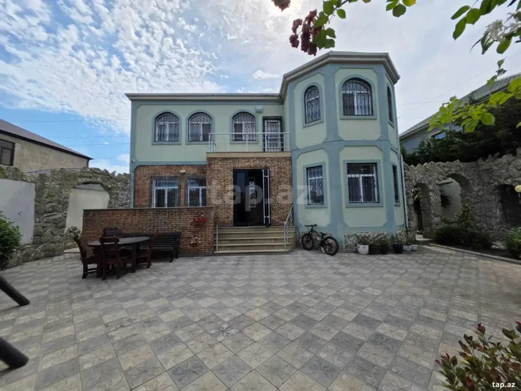 Satılır 5 otaqlı həyət evi 200 m²