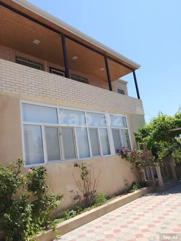 Satılır 10 otaqlı həyət evi 300 m²
