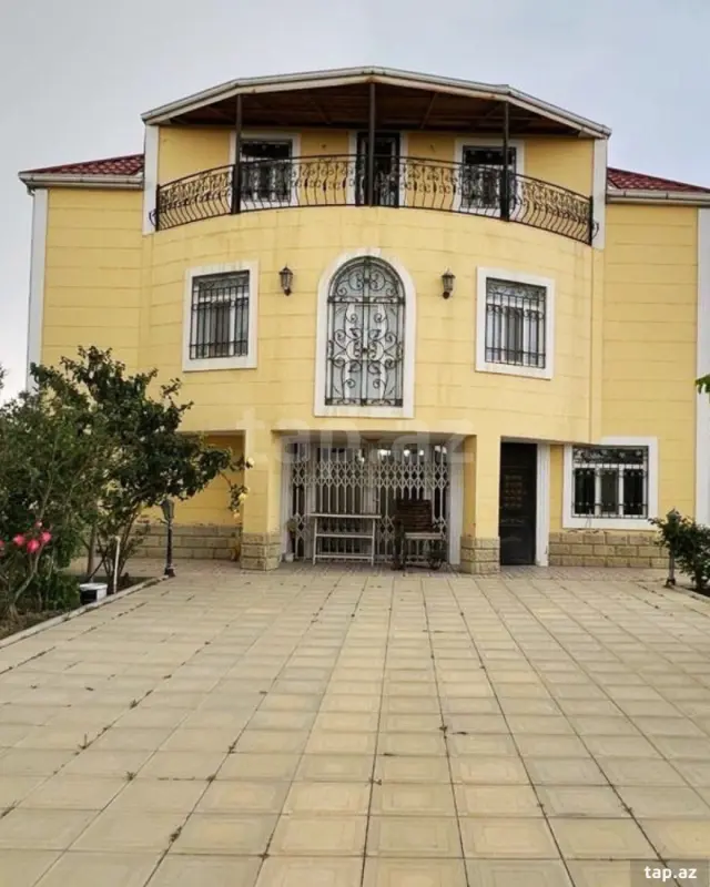 Satılır 10 otaqlı həyət evi 450 m²
