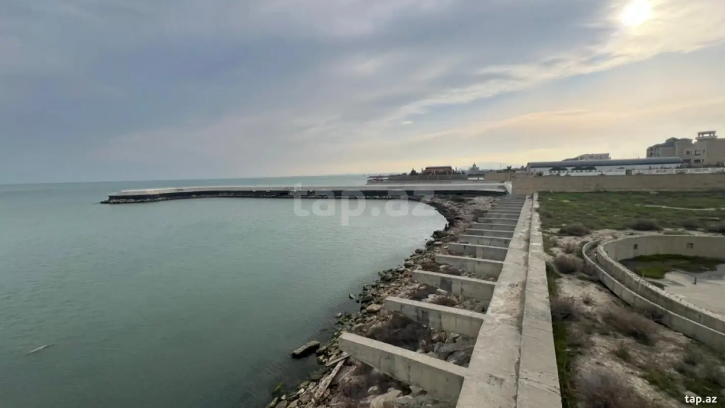 Satılır 15 otaqlı həyət evi 1556 m²