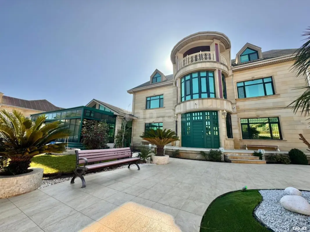 Satılır 14 otaqlı həyət evi 1875 m²