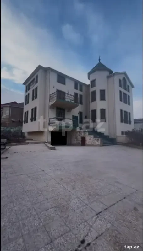 Satılır 9 otaqlı həyət evi 1000 m²