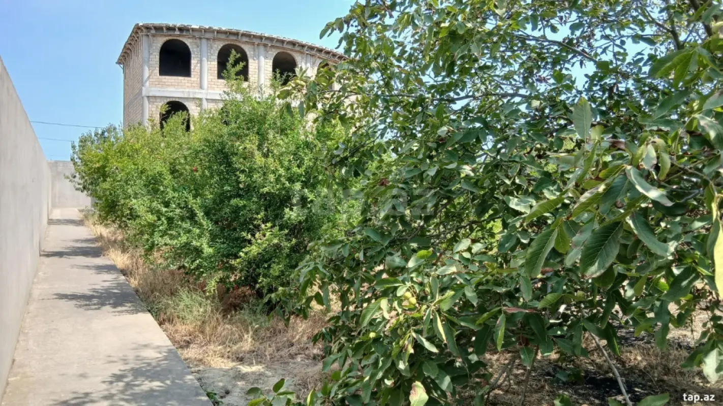 Satılır 8 otaqlı həyət evi 370 m²