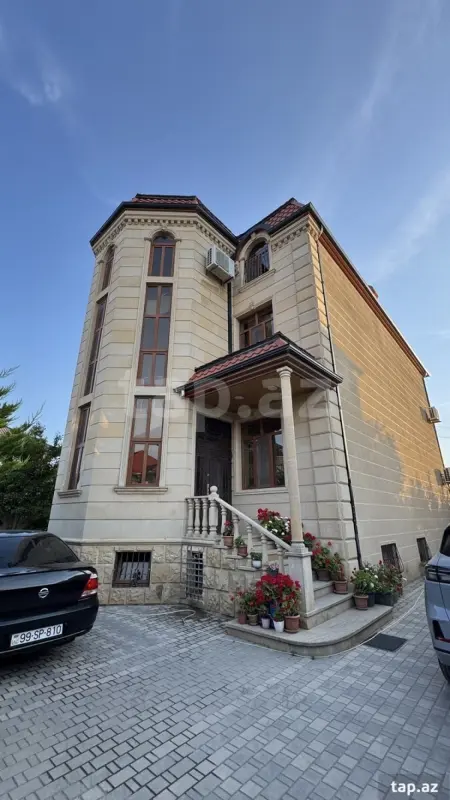 Satılır 9 otaqlı həyət evi 488 m²