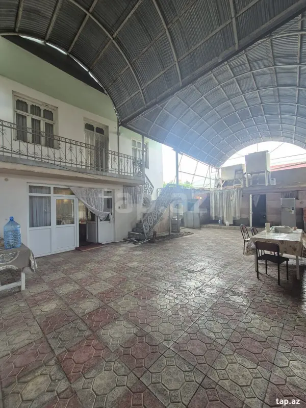 Satılır 8 otaqlı həyət evi 250 m²