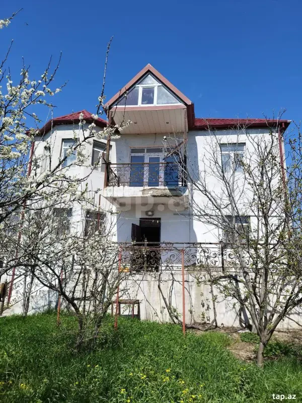 Satılır 8 otaqlı həyət evi 360 m²