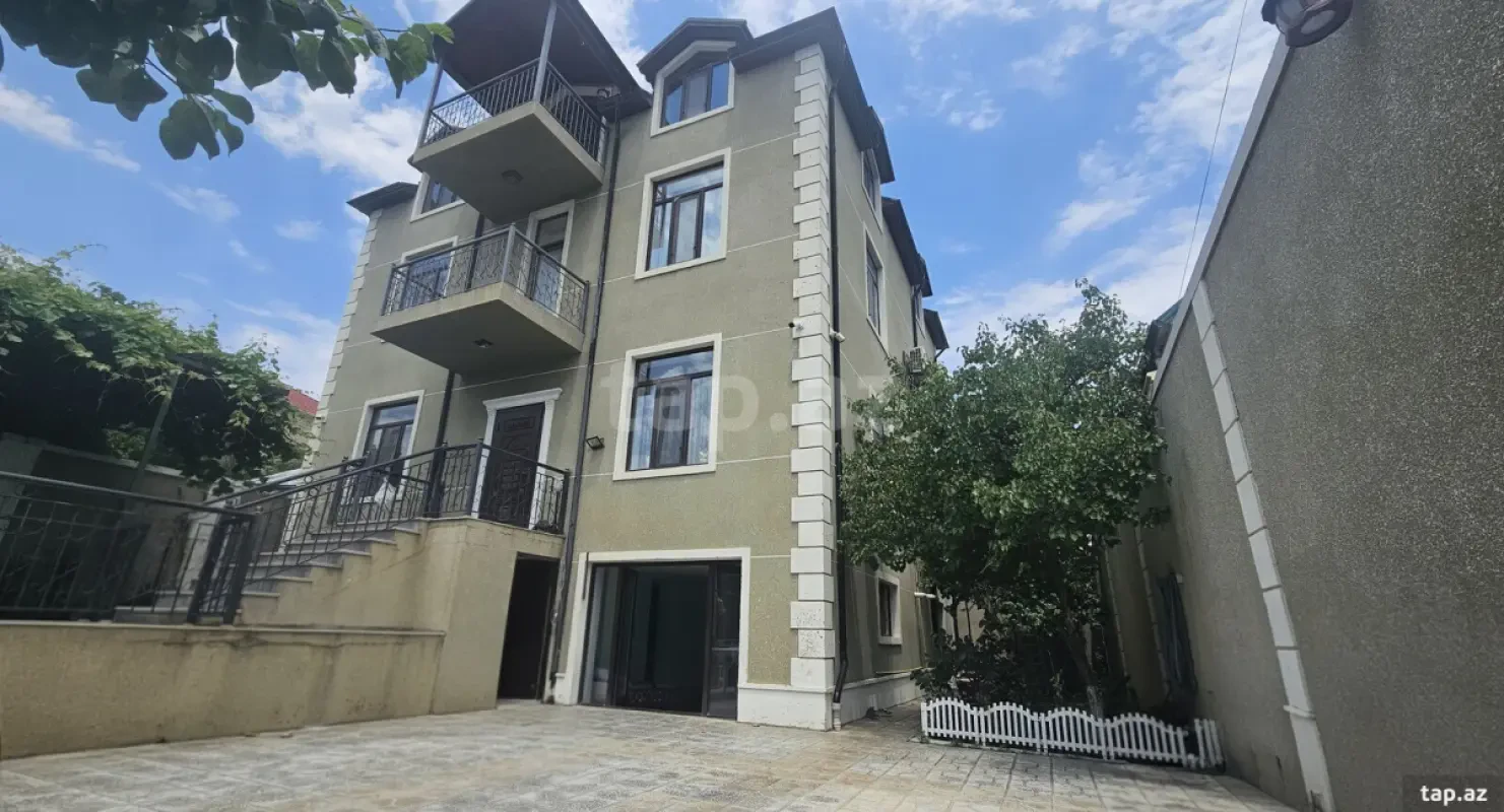 Satılır 10 otaqlı həyət evi 520 m²