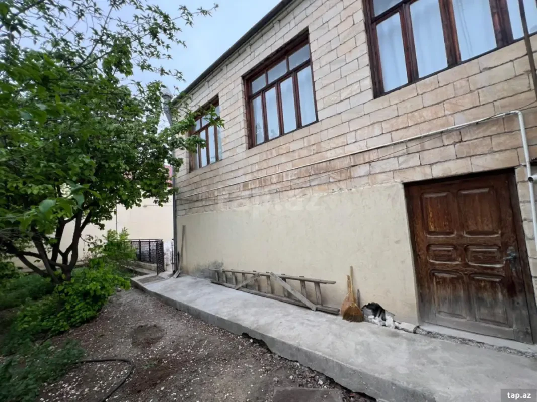 Satılır 8 otaqlı həyət evi 240 m²