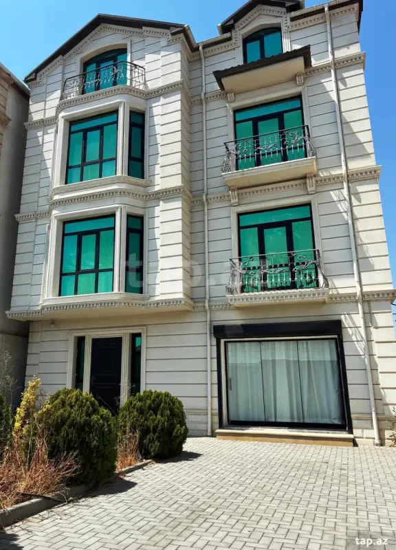 Satılır 8 otaqlı həyət evi 400 m²