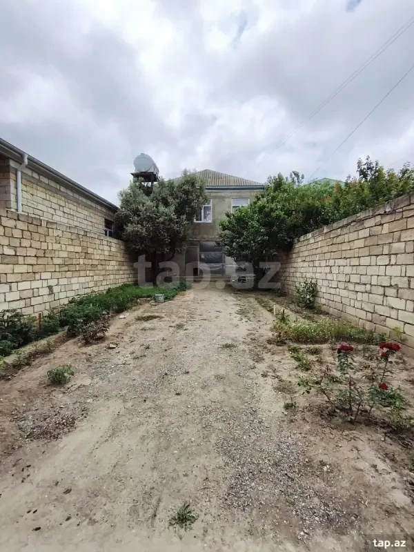 Satılır 5 otaqlı həyət evi 300 m²