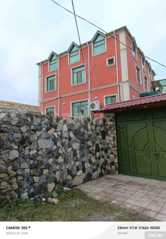 Satılır 8 otaqlı həyət evi 500 m²