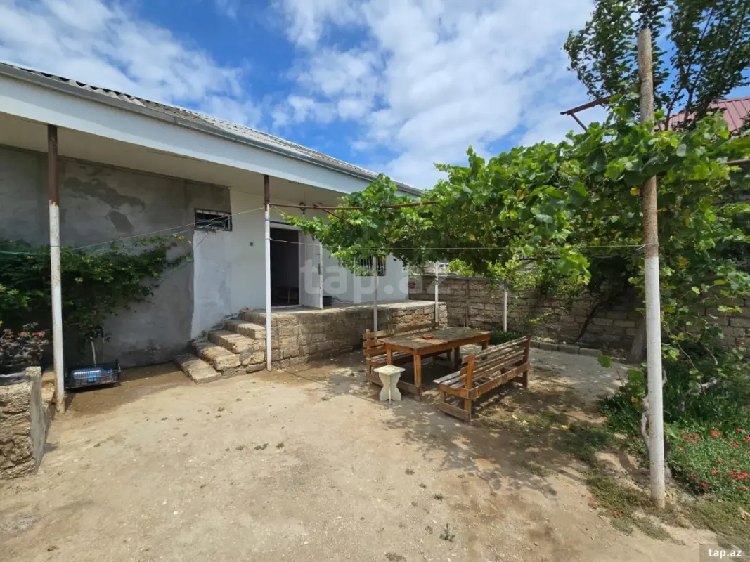 Satılır 3 otaqlı həyət evi 300 m²
