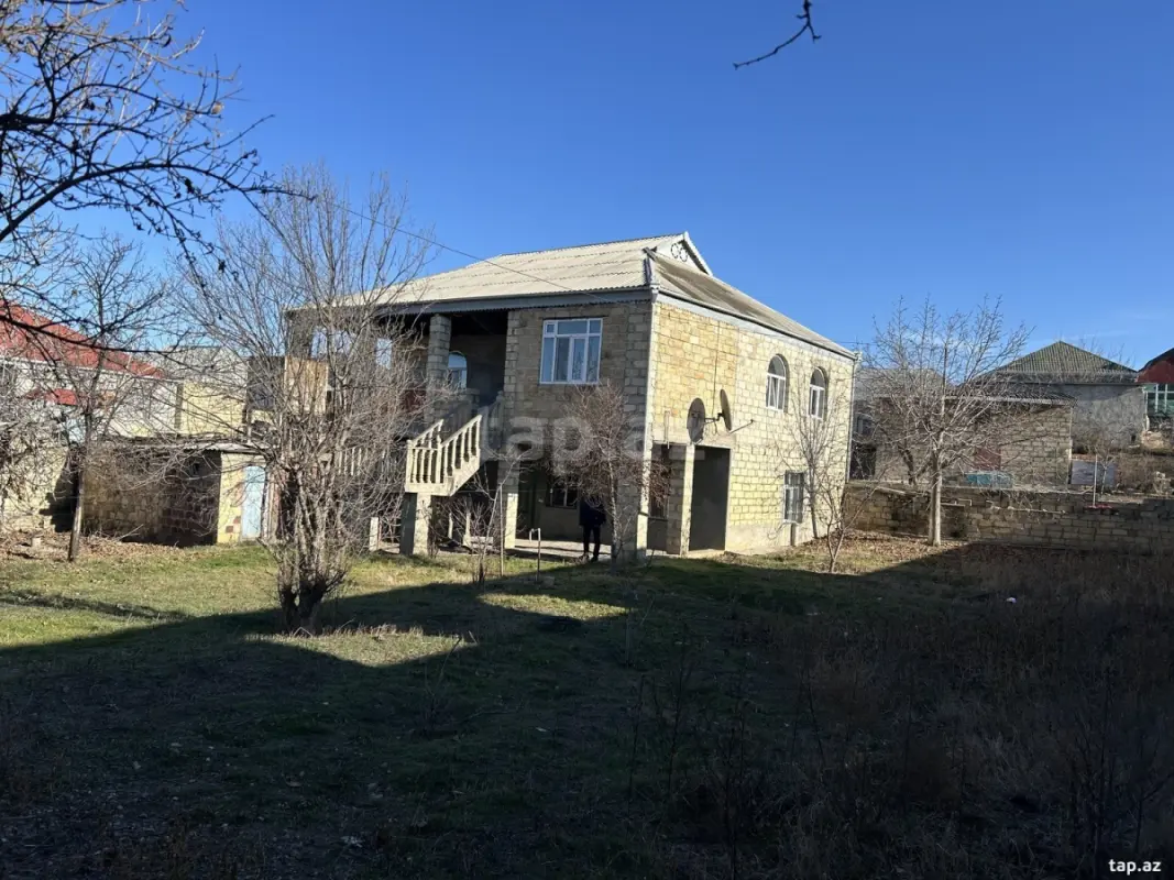 Satılır 8 otaqlı həyət evi 300 m²