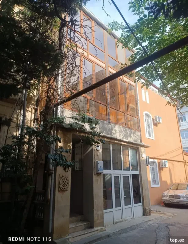 Kirayə verilir 6 otaqlı yeni tikili 250 m²