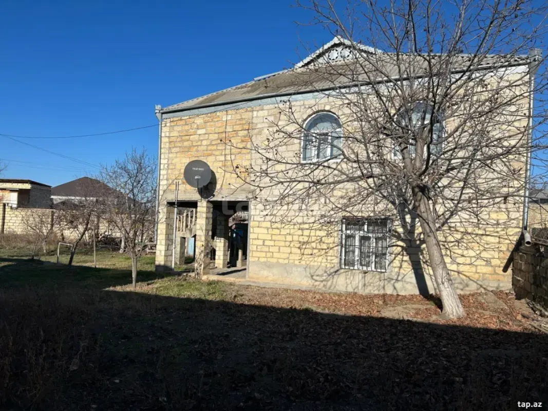 Satılır 8 otaqlı həyət evi 300 m²