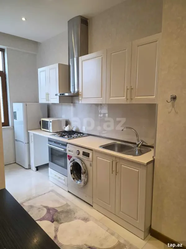 Kirayə verilir 3 otaqlı yeni tikili 130 m²