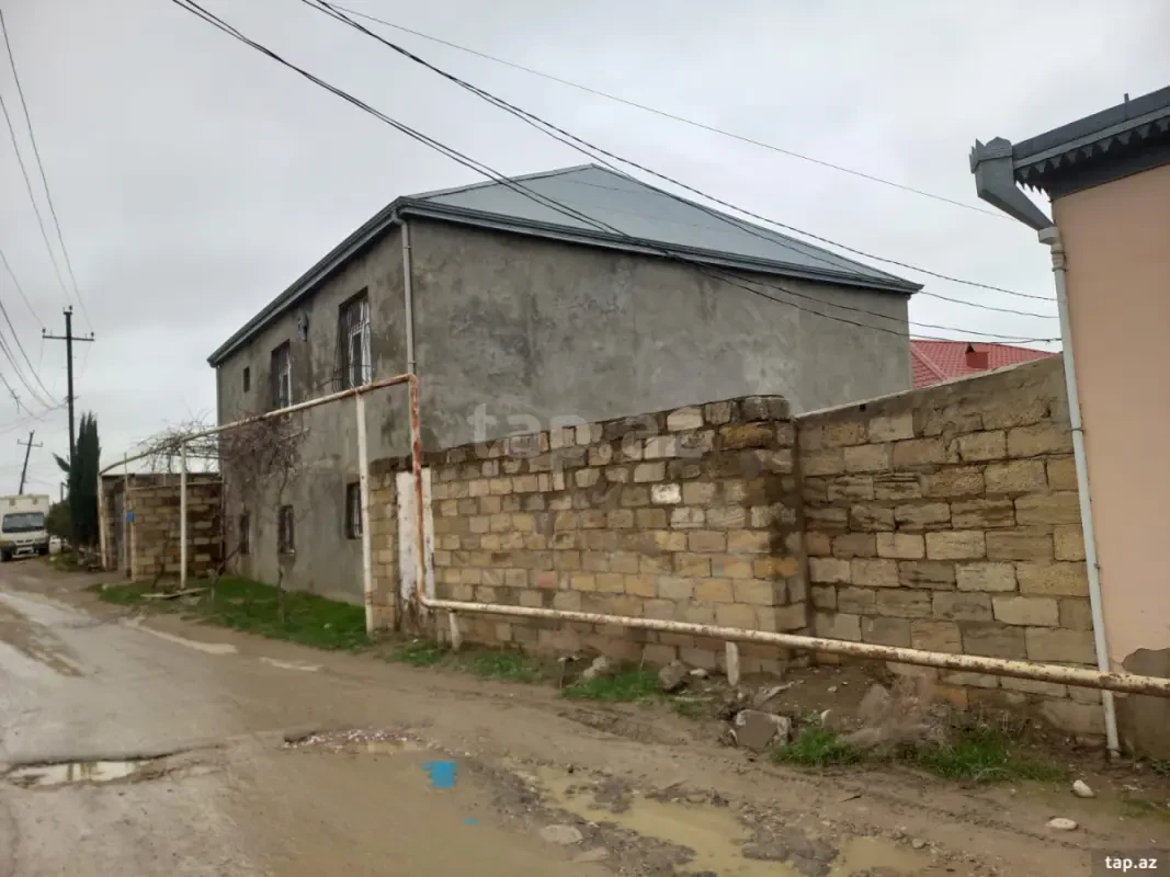 Satılır 9 otaqlı həyət evi 215 m²