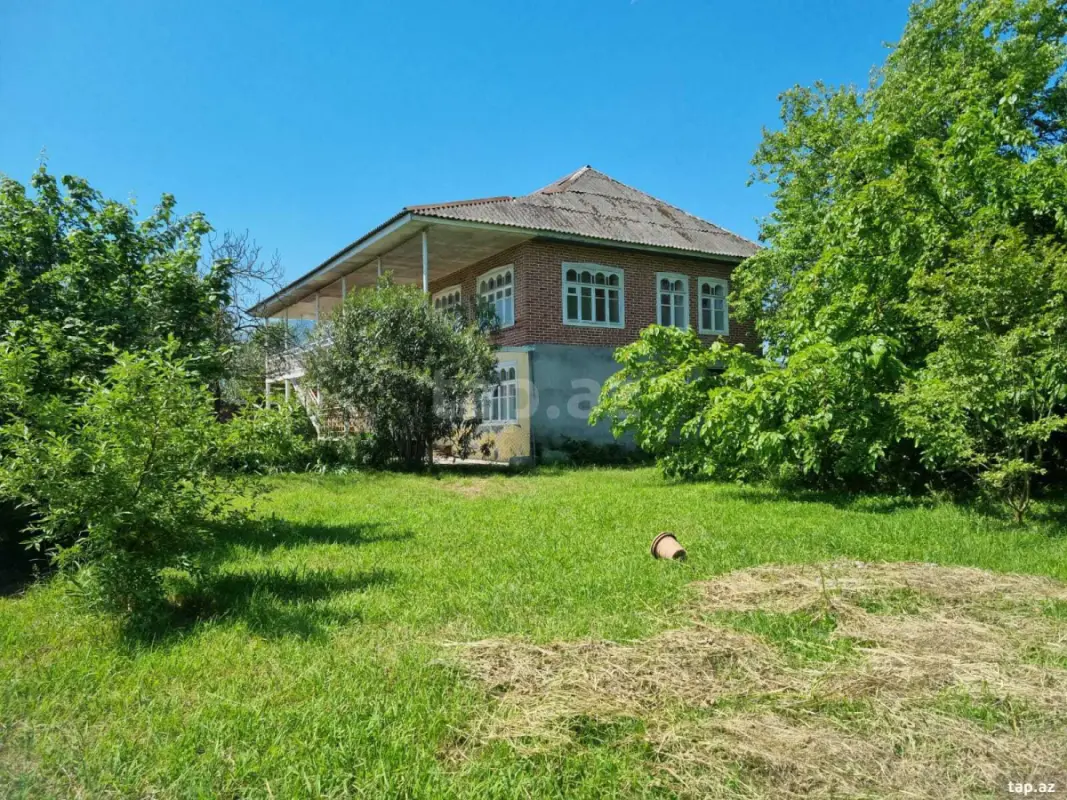 Satılır 8 otaqlı həyət evi 80 m²