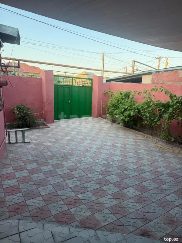 Satılır 5 otaqlı həyət evi 300 m²