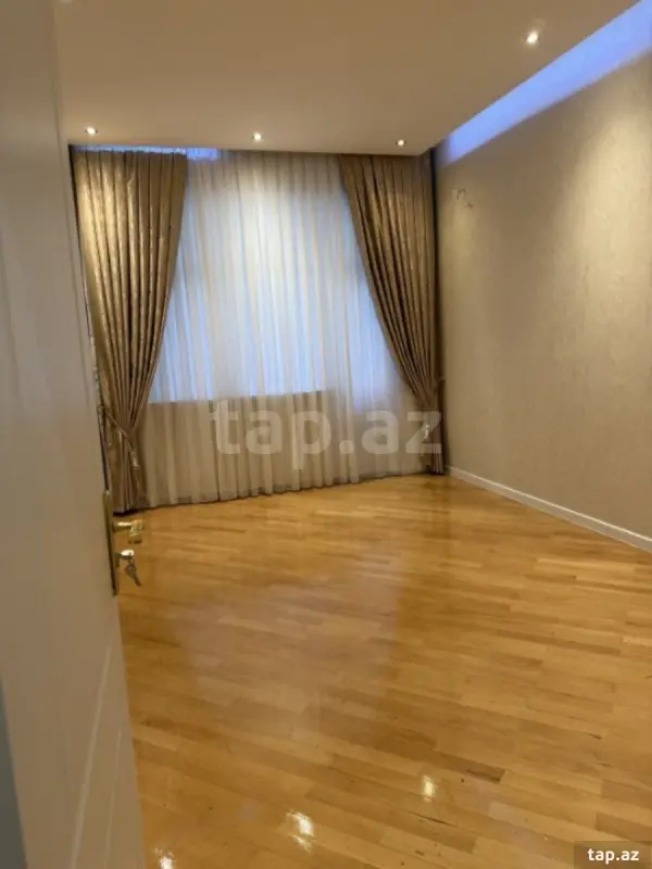 Satılır 3 otaqlı yeni tikili 130 m²