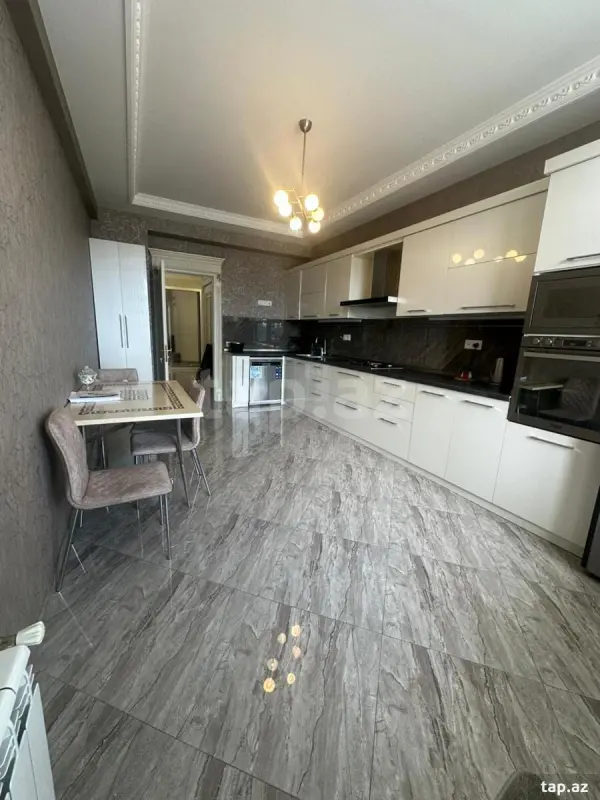 Kirayə verilir 3 otaqlı yeni tikili 140 m²