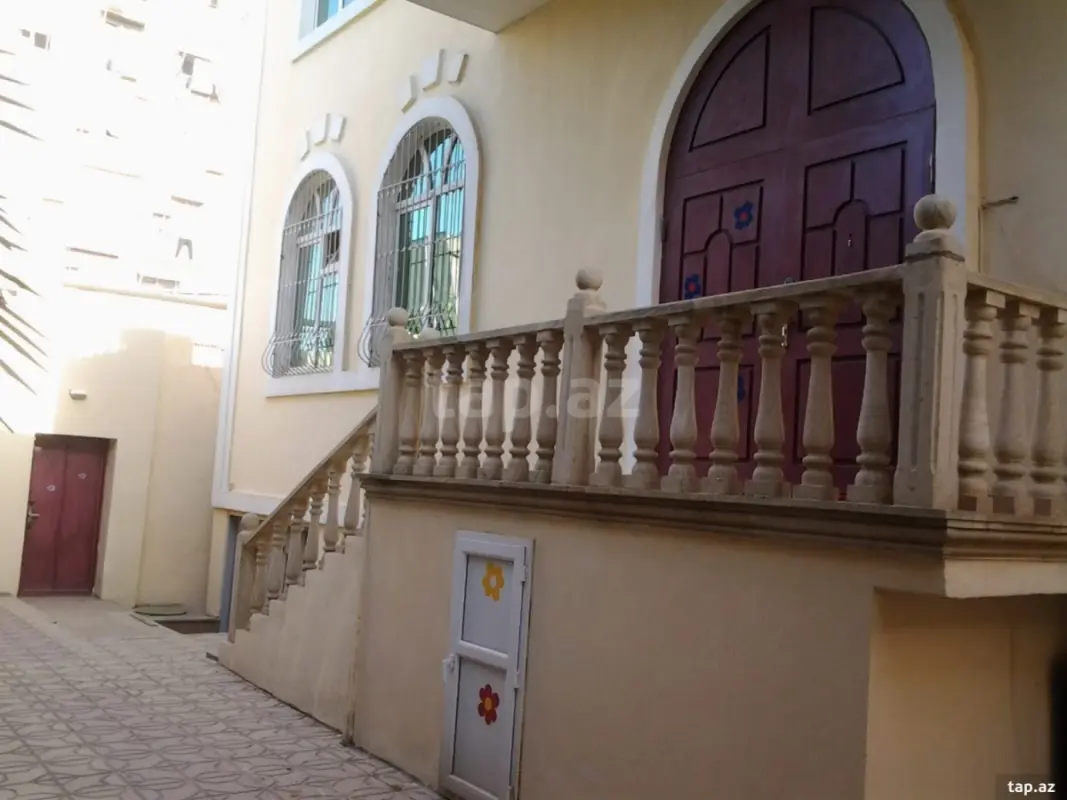 Satılır 9 otaqlı həyət evi 750 m²