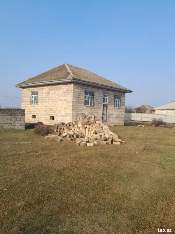 Satılır 4 otaqlı həyət evi 100 m²