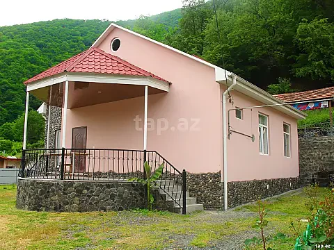 Kirayə verilir 3 otaqlı həyət evi 150 m² — Qax 3 otaq 150.00 m²