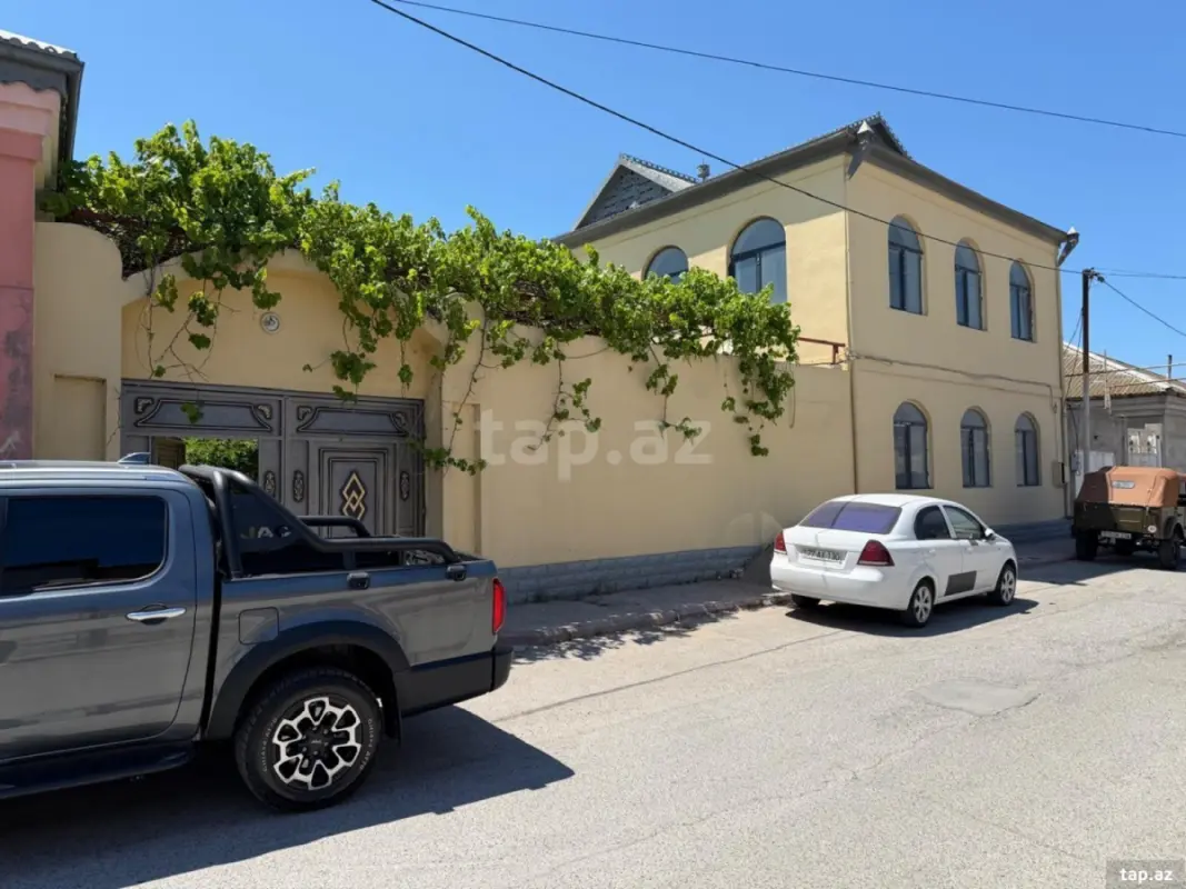 Satılır 7 otaqlı həyət evi 240 m²