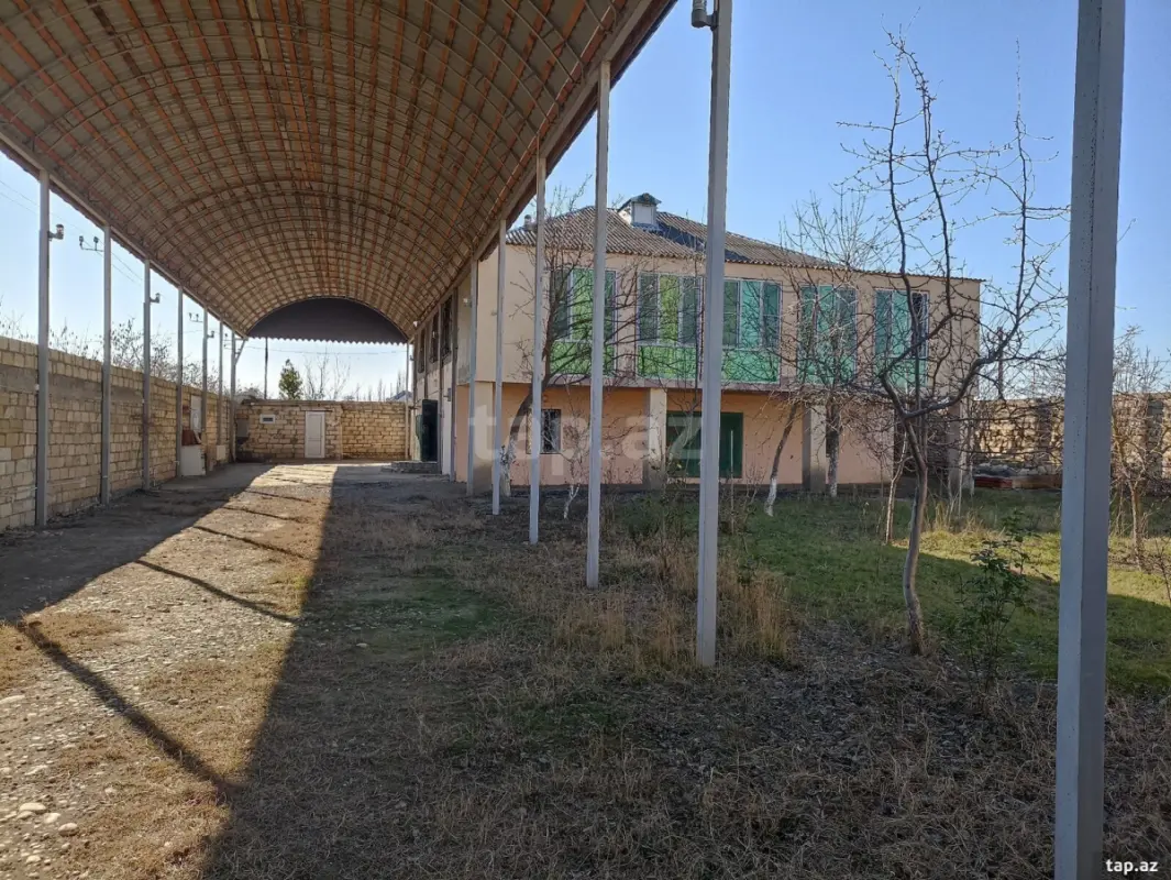 Satılır 10 otaqlı həyət evi 261 m²