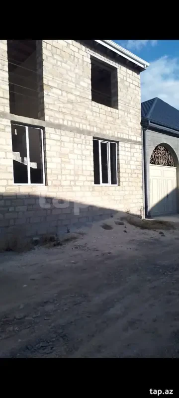 Satılır 8 otaqlı həyət evi 240 m²