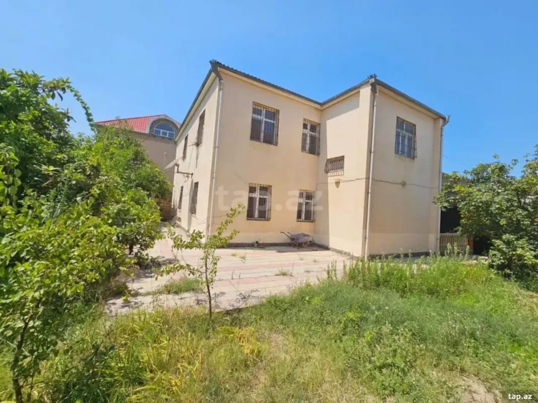Satılır 8 otaqlı həyət evi 250 m²