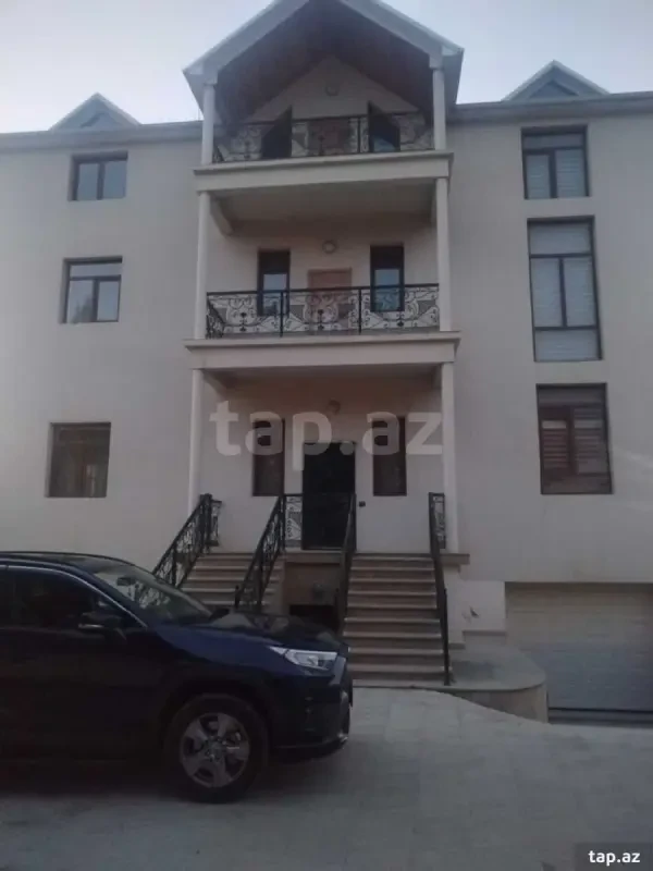 Satılır 10 otaqlı həyət evi 750 m²