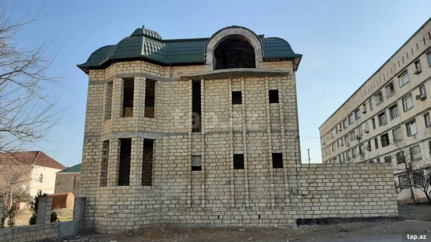 Satılır 7 otaqlı həyət evi 400 m²