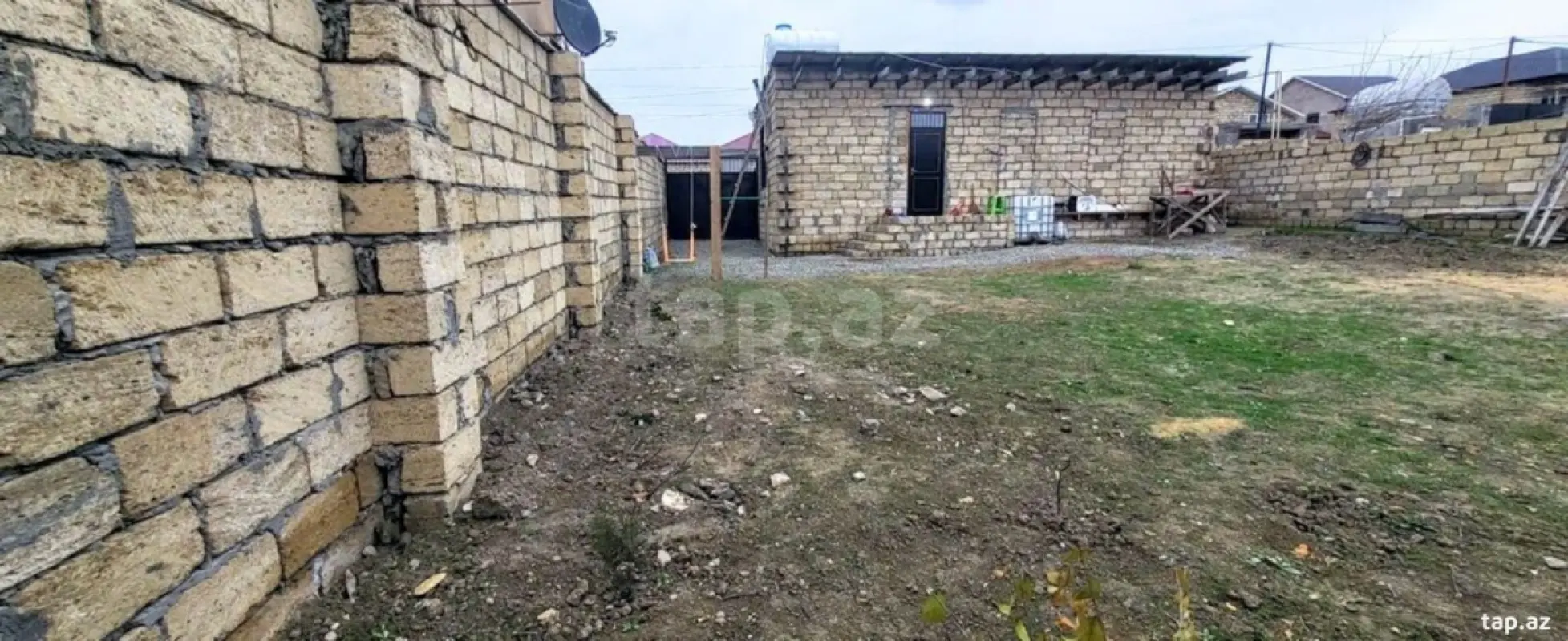 Satılır 1 otaqlı həyət evi 300 m²