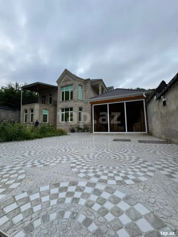 Satılır 7 otaqlı həyət evi 300 m²