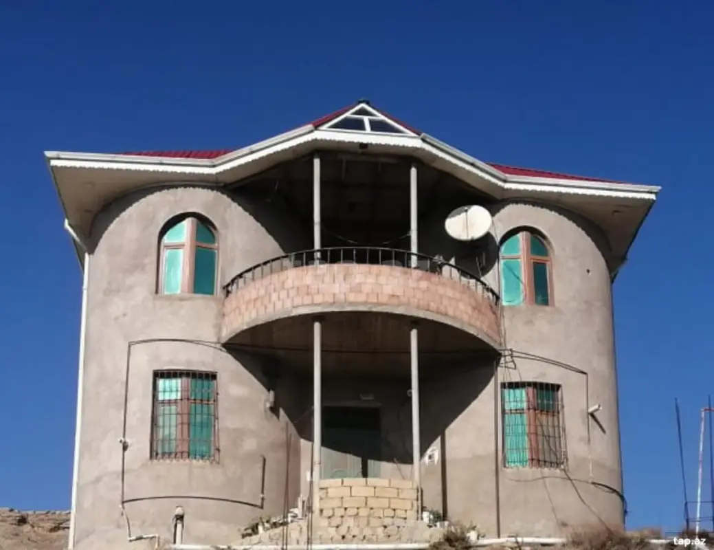 Satılır 10 otaqlı həyət evi 400 m²