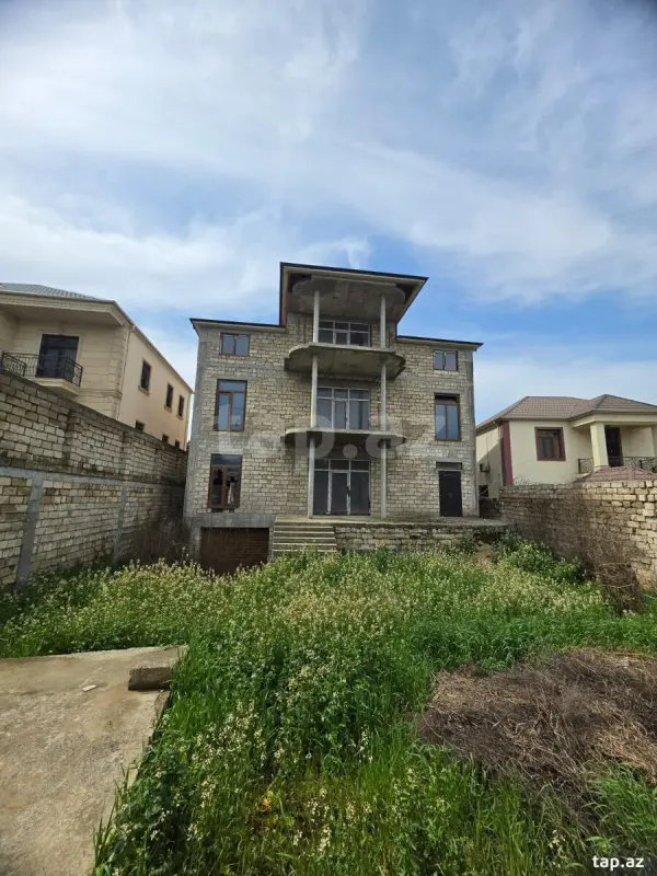 Satılır 10 otaqlı həyət evi 650 m²