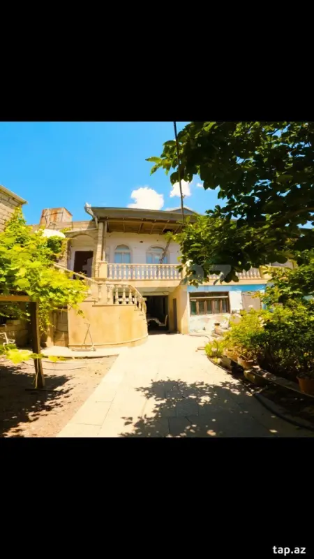 Satılır 9 otaqlı həyət evi 200 m²