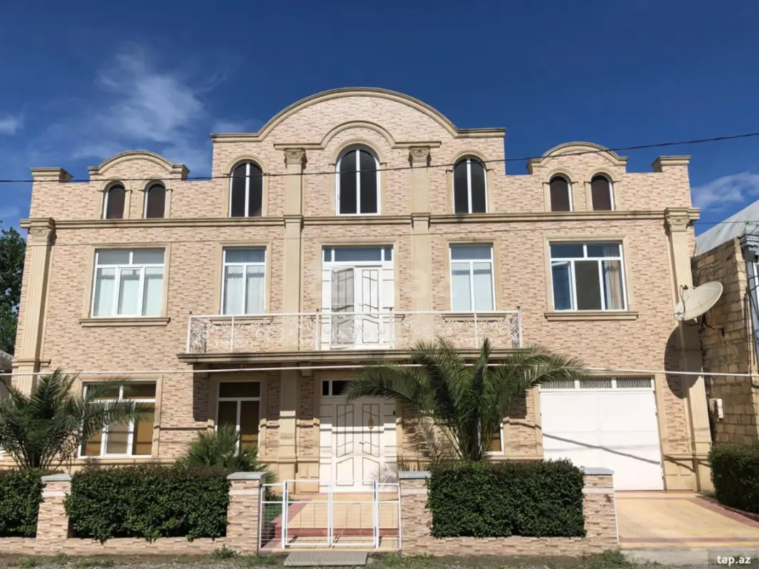 Satılır 10 otaqlı həyət evi 403 m²