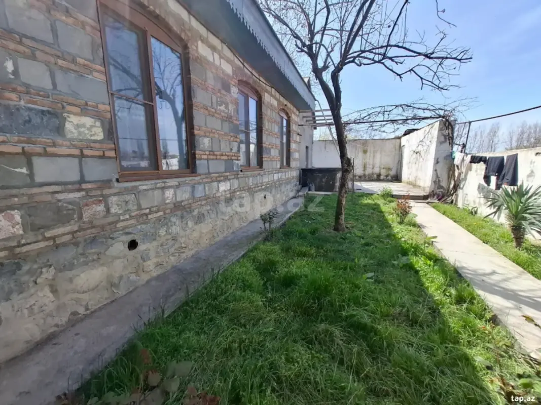 Satılır 8 otaqlı həyət evi 180 m²