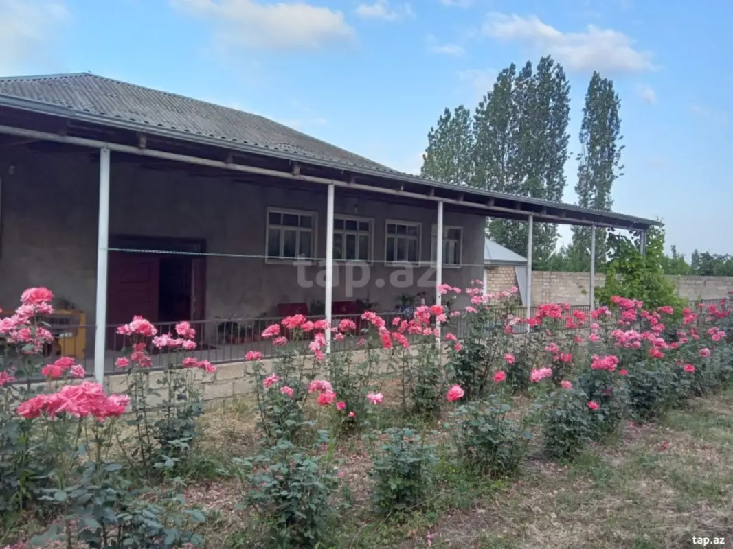 Satılır 5 otaqlı həyət evi 200 m²