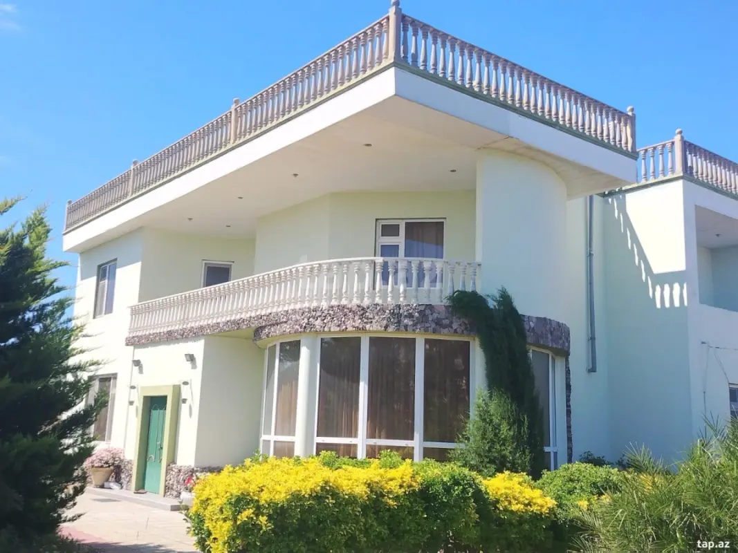 Satılır 7 otaqlı həyət evi 3000 m²
