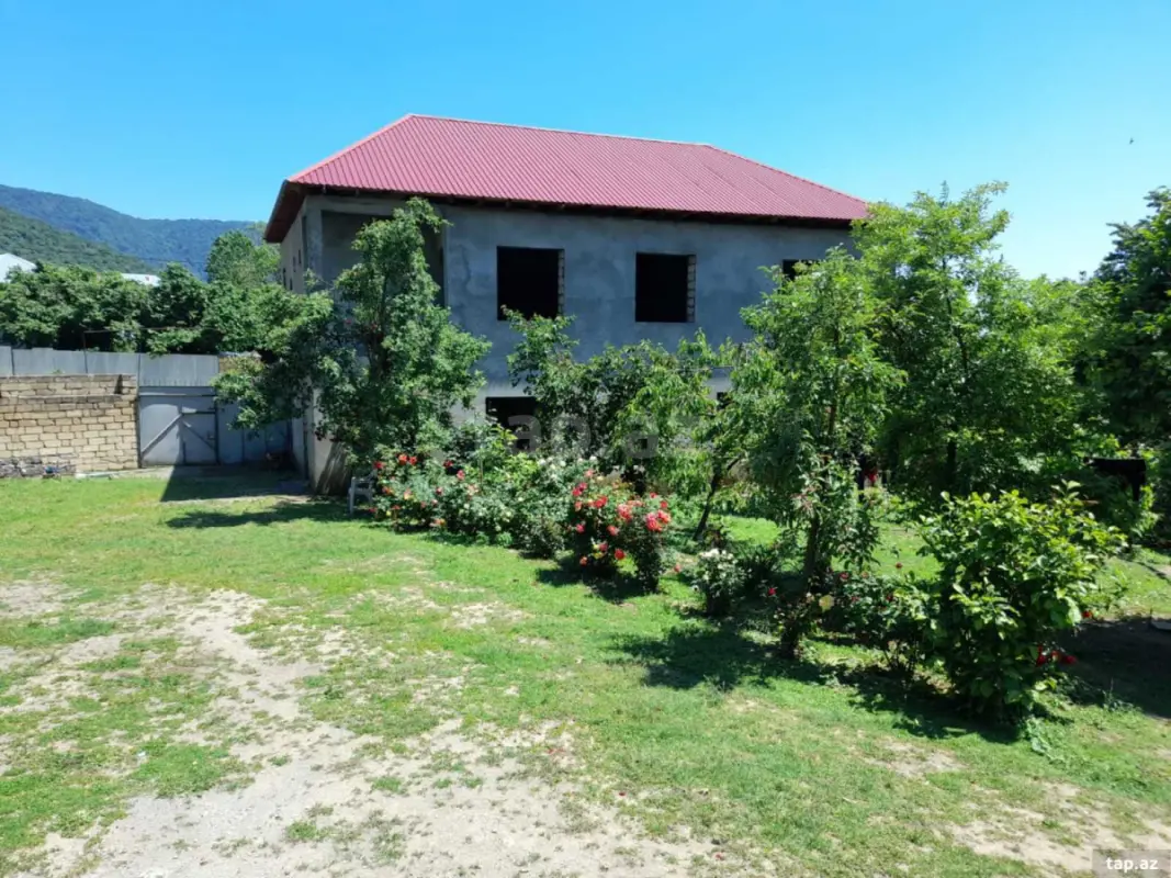Satılır 7 otaqlı həyət evi 300 m²