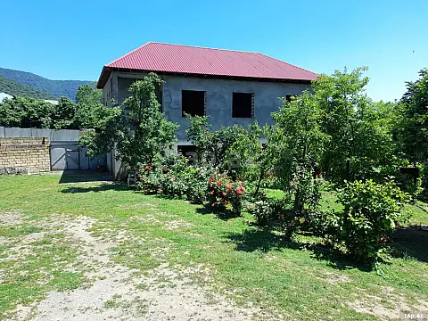 Satılır 7 otaqlı həyət evi 300 m² — Oğuz 7 otaq 300.00 m²