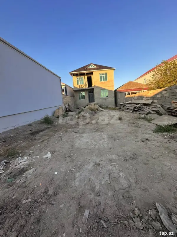 Satılır 5 otaqlı həyət evi 240 m²
